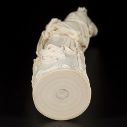 Een ivoren sculptuur van een Chinese dame, China, 1e helft 20e eeuw.