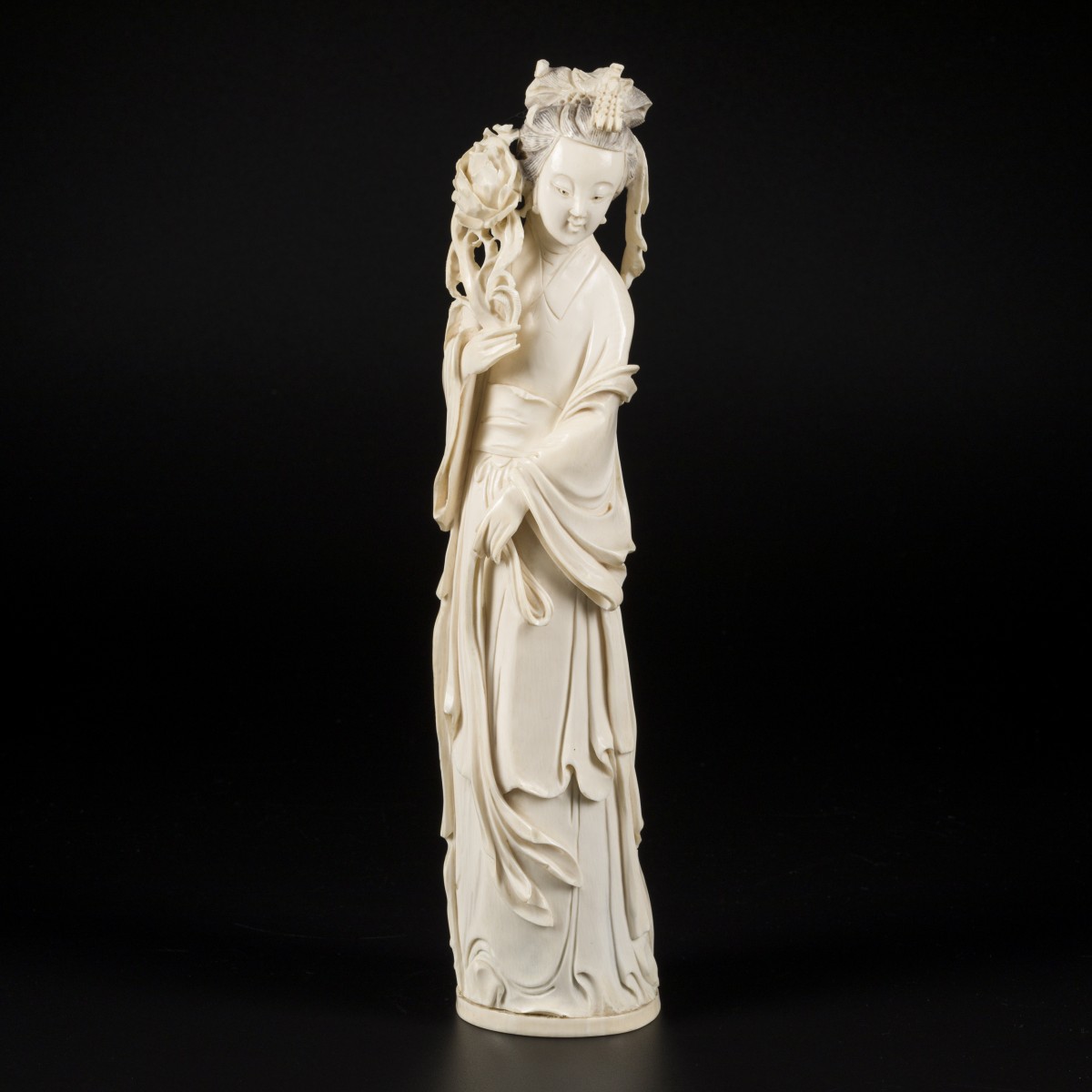 Een ivoren sculptuur van een Chinese dame, China, 1e helft 20e eeuw.