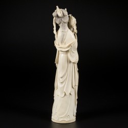 Een ivoren sculptuur van een Chinese dame, China, 1e helft 20e eeuw.