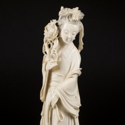 Een ivoren sculptuur van een Chinese dame, China, 1e helft 20e eeuw.