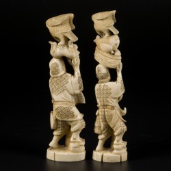 Een set van (2) ivoren okimonos in de vorm van Japanse heren met dierlijke figuren, Japan, eind Meji-periode.