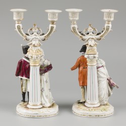 Een stel porseleinen kandelaren afgebeeld met een dame en heer, Volkstedt-Rudolstadt, Duitsland, begin 20e eeuw.