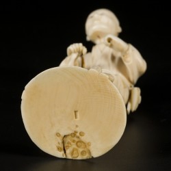 Een ivoren sculptuur in de vorm van een visser, Japan, einde Meji-periode.