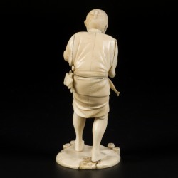 Een ivoren sculptuur in de vorm van een visser, Japan, einde Meji-periode.