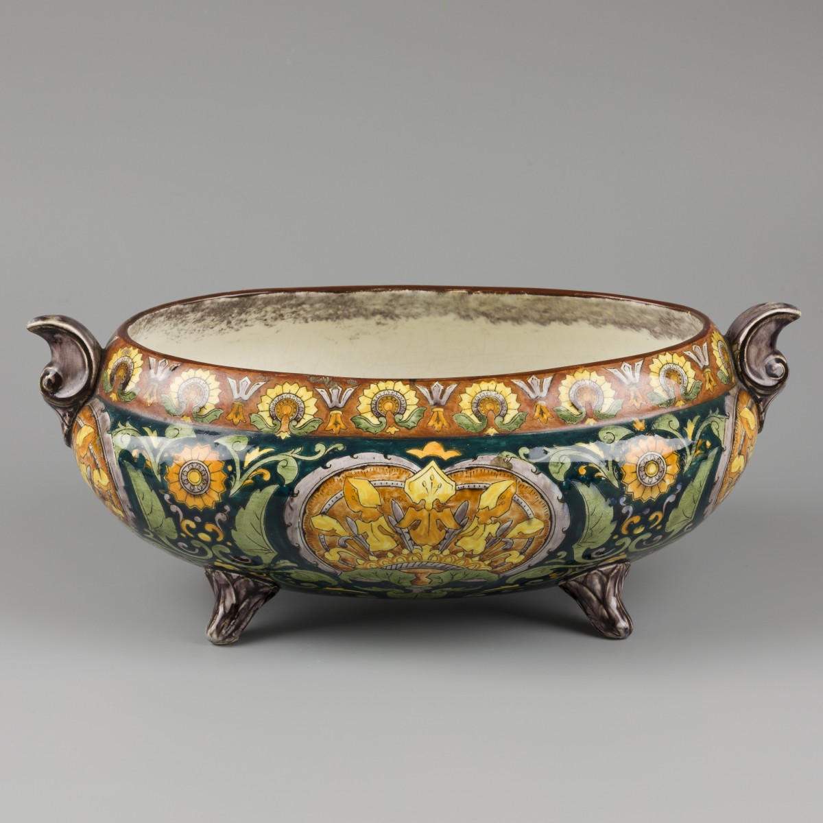Een aardewerk jardinière met floraal decor, Lunéville Keller Guérin, Frankrijk, 1e helft 20e eeuw.