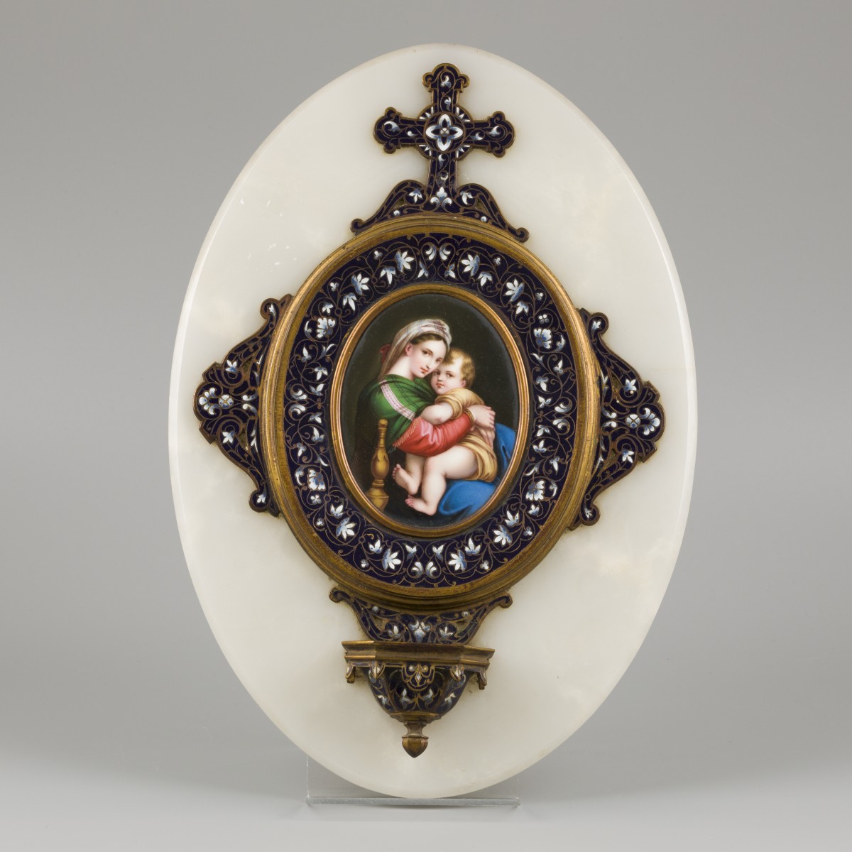 Een wijwaterbakje met 'Limoges'-emaille voorstelling naar Rafaël Sanzio "Madonna Della Sedia Tondo", Italië, 19e eeuw.