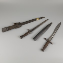 Een lot van (2) bajonetten, België en Spanje, 1e helft 20e eeuw.