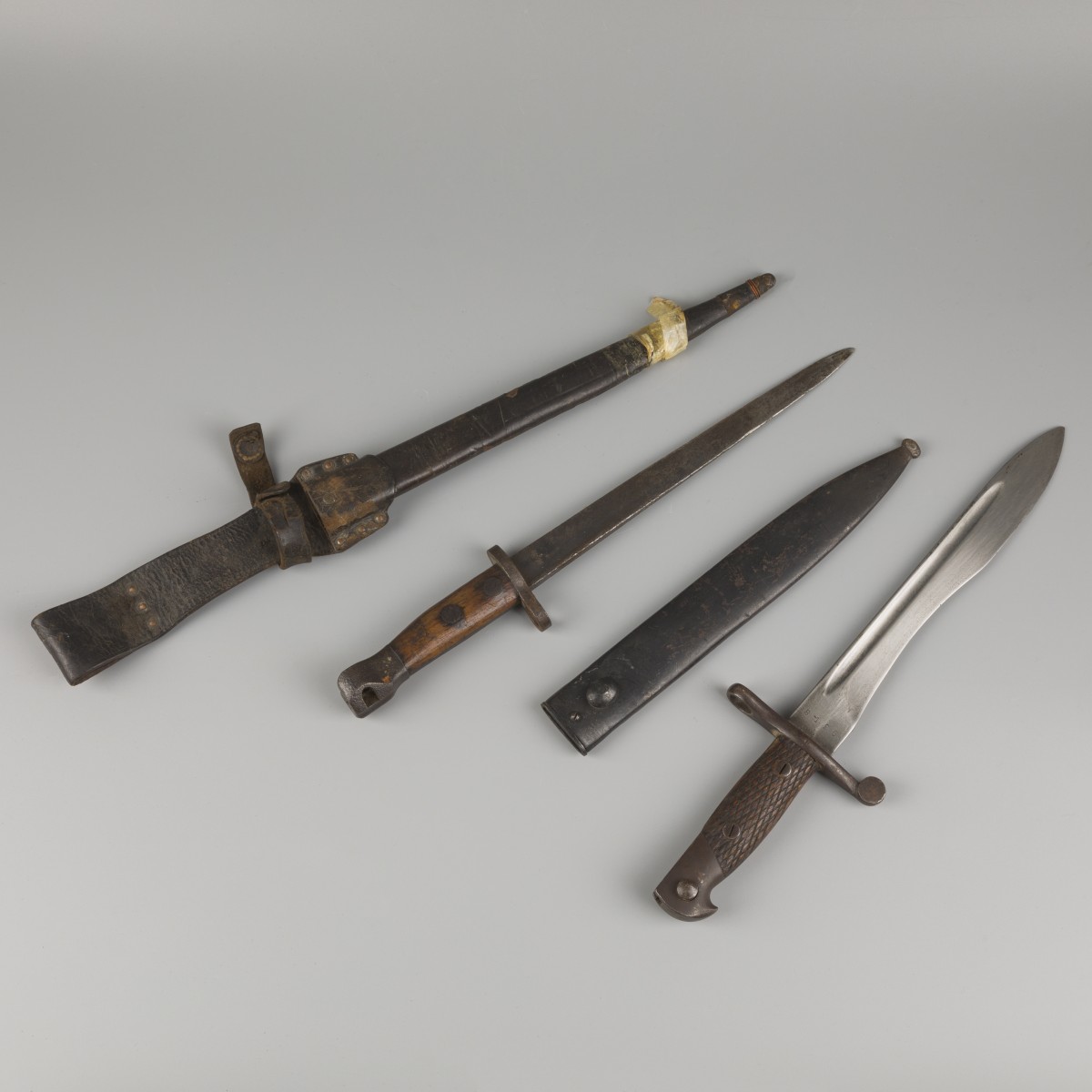 Een lot van (2) bajonetten, België en Spanje, 1e helft 20e eeuw.
