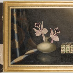 Sofia Theodora van Driel (Düsseldorf 1899 -  1979 Arnhem) onder pseudoniem "Tilly Moes", Stilleven met orchideeën en een paarlemoeren doosje op een tafel.