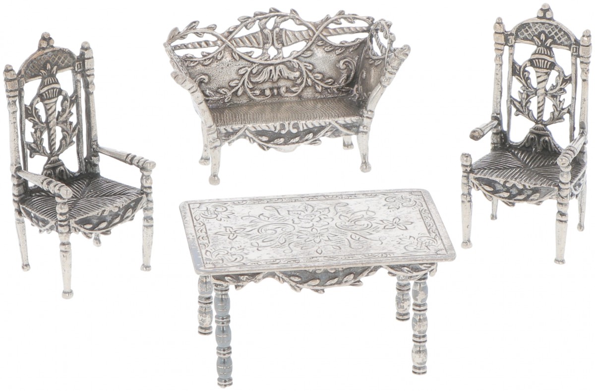 (4) delig lot miniatuur meubelen zilver.