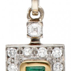 18 kt. Witgouden collier en bicolor gouden hanger bezet met ca. 0.65 ct. natuurlijke smaragd en ca. 0.46 ct. diamant.