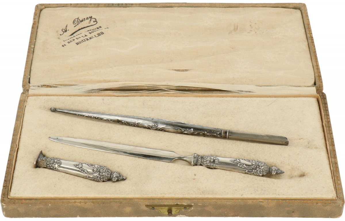 Bureau set in etui zilver.