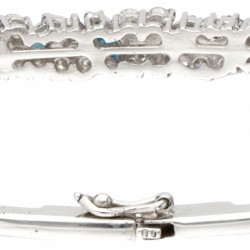 18 kt. Witgouden bangle armband bezet met ca. 0.88 ct. diamant en ca. 0.98 ct. natuurlijke saffier.