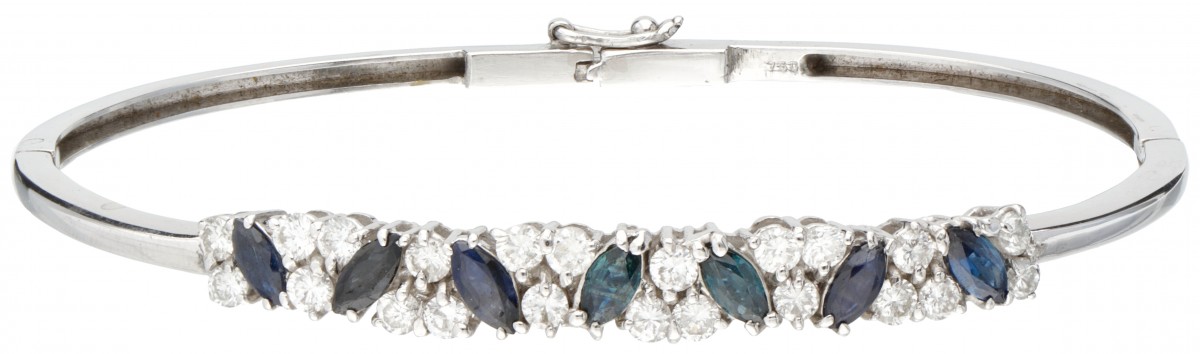 18 kt. Witgouden bangle armband bezet met ca. 0.88 ct. diamant en ca. 0.98 ct. natuurlijke saffier.
