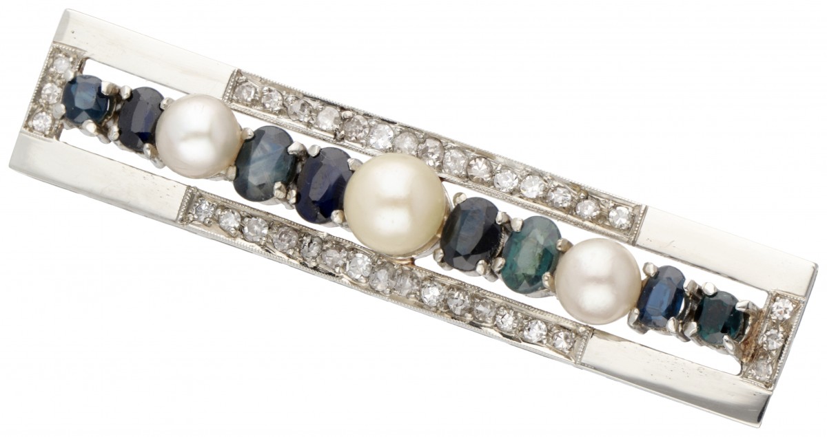14 kt. Witgouden art deco broche bezet met ca. 2.36 ct. natuurlijke saffier, ca. 0.72 ct. diamant en zoetwaterparels.