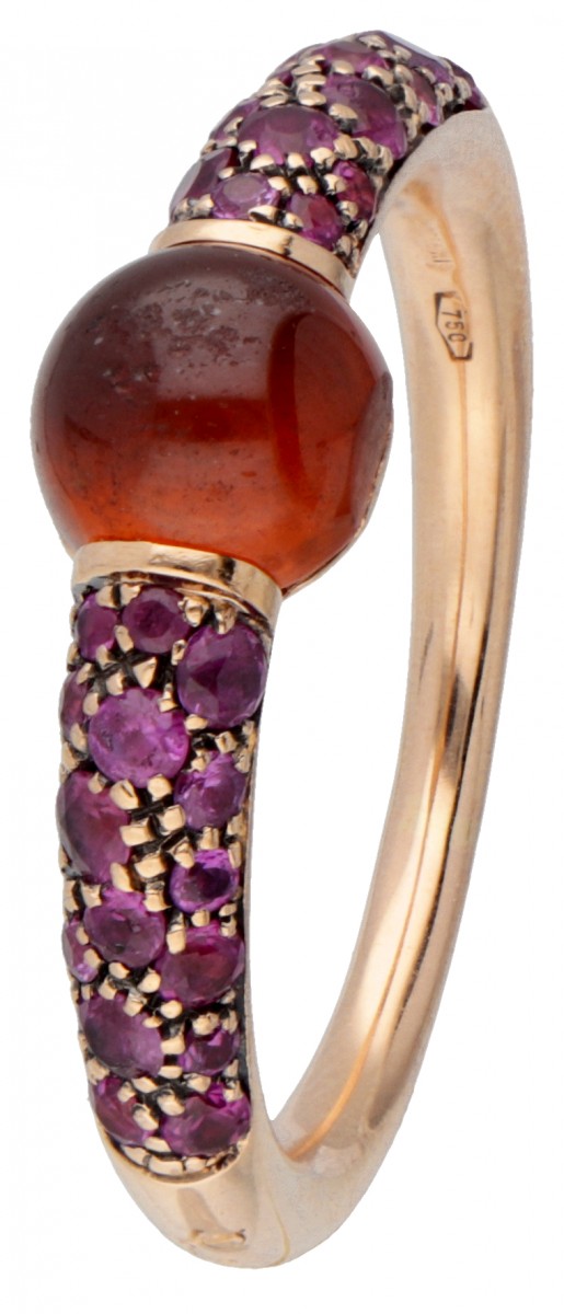 18 kt. Roségouden Pomellato 'M'ama Non M'ama' ring bezet met ca. 1.71 ct. hessoniet granaat en ca. 0.48 ct. natuurlijke roze saffier.