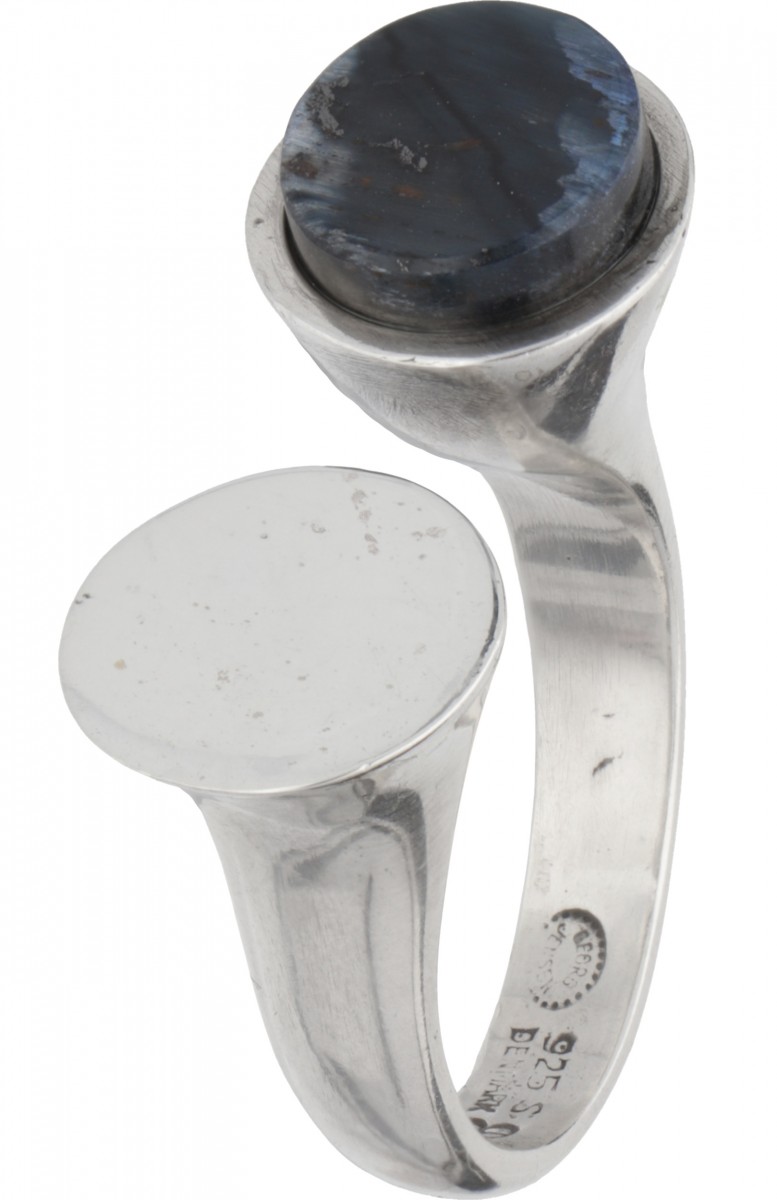 Bent Gabrielsen voor Georg Jensen no.173 zilveren ring bezet met spectroliet.