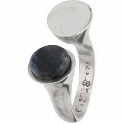 Bent Gabrielsen voor Georg Jensen no.173 zilveren ring bezet met spectroliet.