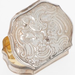 Tabaks- / snuifdoos (Londen Robert Albin Cox 1751) zilver.