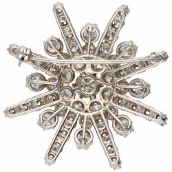 14 kt. Witgouden entourage broche bezet met ca. 4.86 ct. diamant.