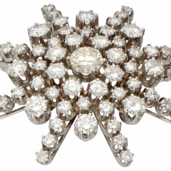 14 kt. Witgouden entourage broche bezet met ca. 4.86 ct. diamant.