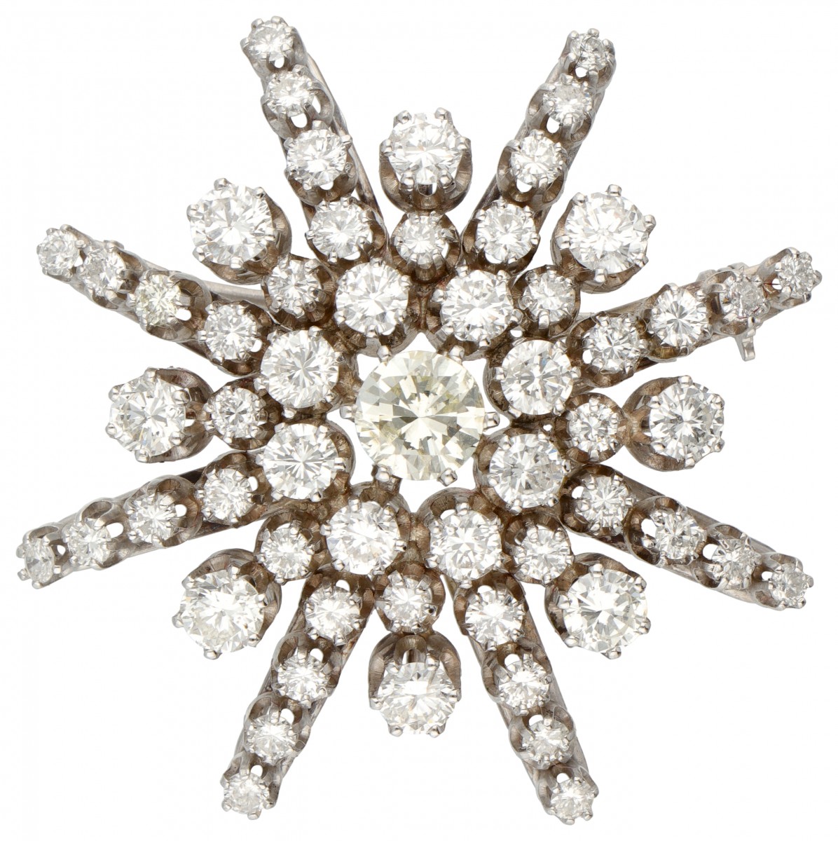 14 kt. Witgouden entourage broche bezet met ca. 4.86 ct. diamant.
