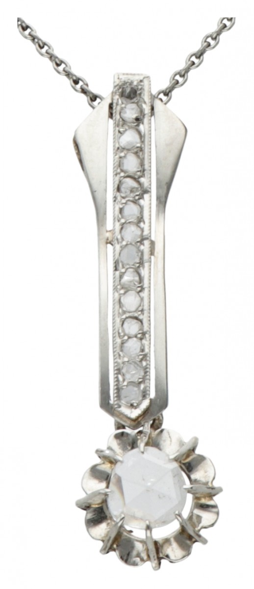 Collier met 14 kt. witgouden art deco hanger bezet met roos geslepen diamant.