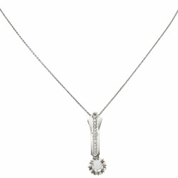 Collier met 14 kt. witgouden art deco hanger bezet met roos geslepen diamant.