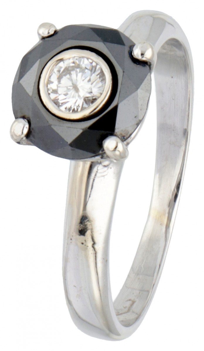 18 kt. Witgouden ring bezet met ca. 0.12 ct. diamant en zwarte steen.