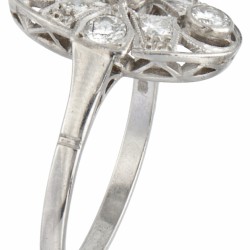 Pt 900 Platina ajour / opengewerkte art deco ring bezet met ca. 0.57 ct. diamant.