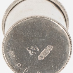 Lodereindoosje ( Amsterdam 1765 ) zilver.