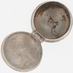 Lodereindoosje ( Amsterdam 1765 ) zilver.