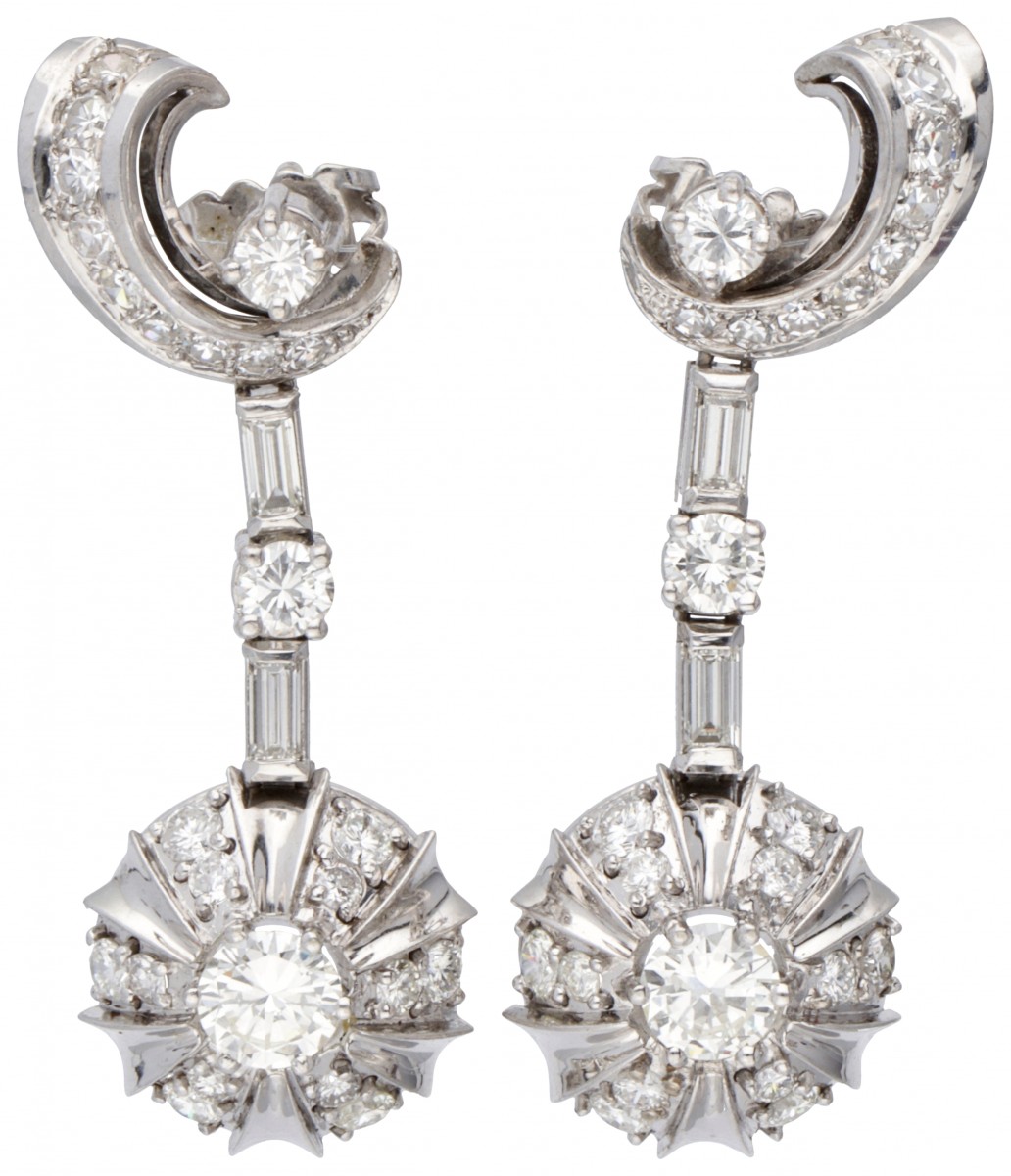 14 kt. Witgouden oorbellen bezet met ca. 2.84 ct. diamant.
