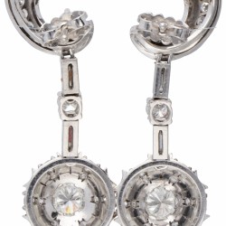 14 kt. Witgouden oorbellen bezet met ca. 2.84 ct. diamant.