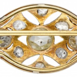 14 kt. Witgouden ajour / opengewerkte art deco broche bezet met roos geslepen diamant.
