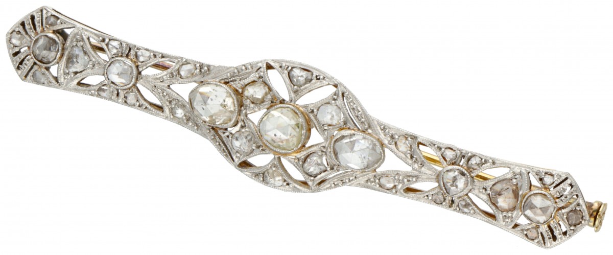 14 kt. Witgouden ajour / opengewerkte art deco broche bezet met roos geslepen diamant.
