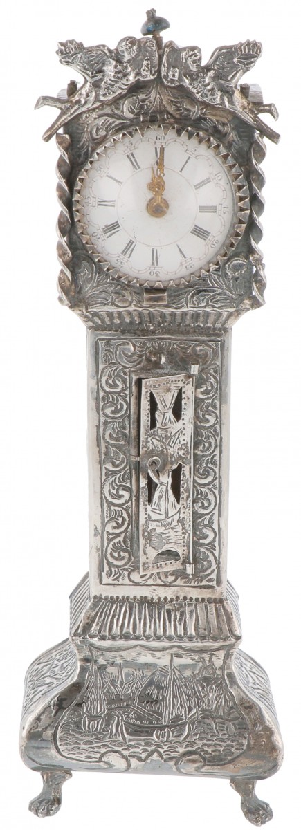 Miniatuur staand horloge zilver.