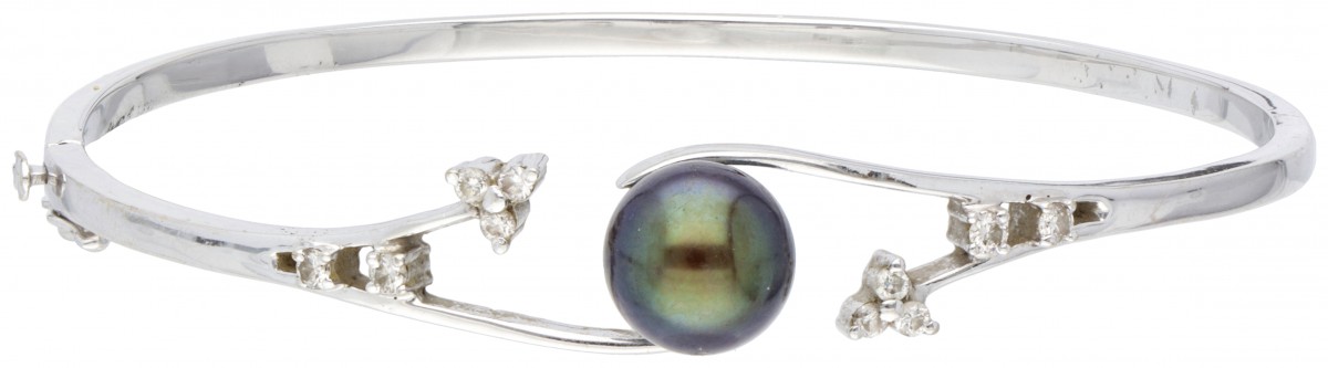 18 kt. Witgouden Mikura Pearls bangle armband bezet met ca. 0.21 ct. diamant en Tahiti parel.