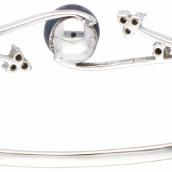 18 kt. Witgouden Mikura Pearls bangle armband bezet met ca. 0.21 ct. diamant en Tahiti parel.