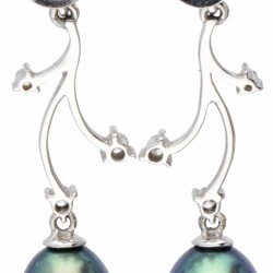 18 kt. Witgouden Mikura Pearls oorbellen bezet met ca. 0.40 ct. diamant en Tahiti parel.