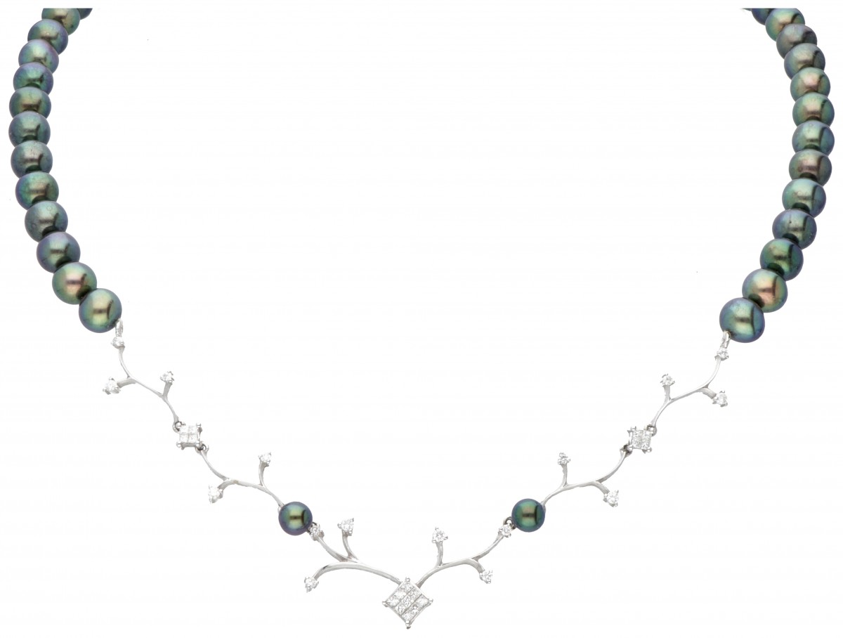 18 kt. Witgouden Mikura Pearls collier bezet met ca. 0.59 ct. diamant en Tahiti parel.