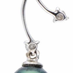 18 kt. Witgouden Mikura Pearls hanger bezet met ca. 0.05 ct. diamant en Tahiti parel.