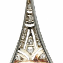 18 kt. Witgouden en Pt 900 platina ajour art deco hanger bezet met ca. 0.43 ct. diamant en synthetische saffier.