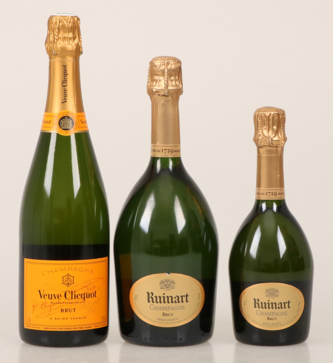 Een lot van (3) champagnes bestaande uit Veuve Clicquot (37,5 cl) en twee flessen Ruinart (75 cl).