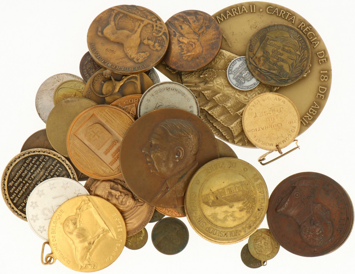 World. Lot (41) Medals.