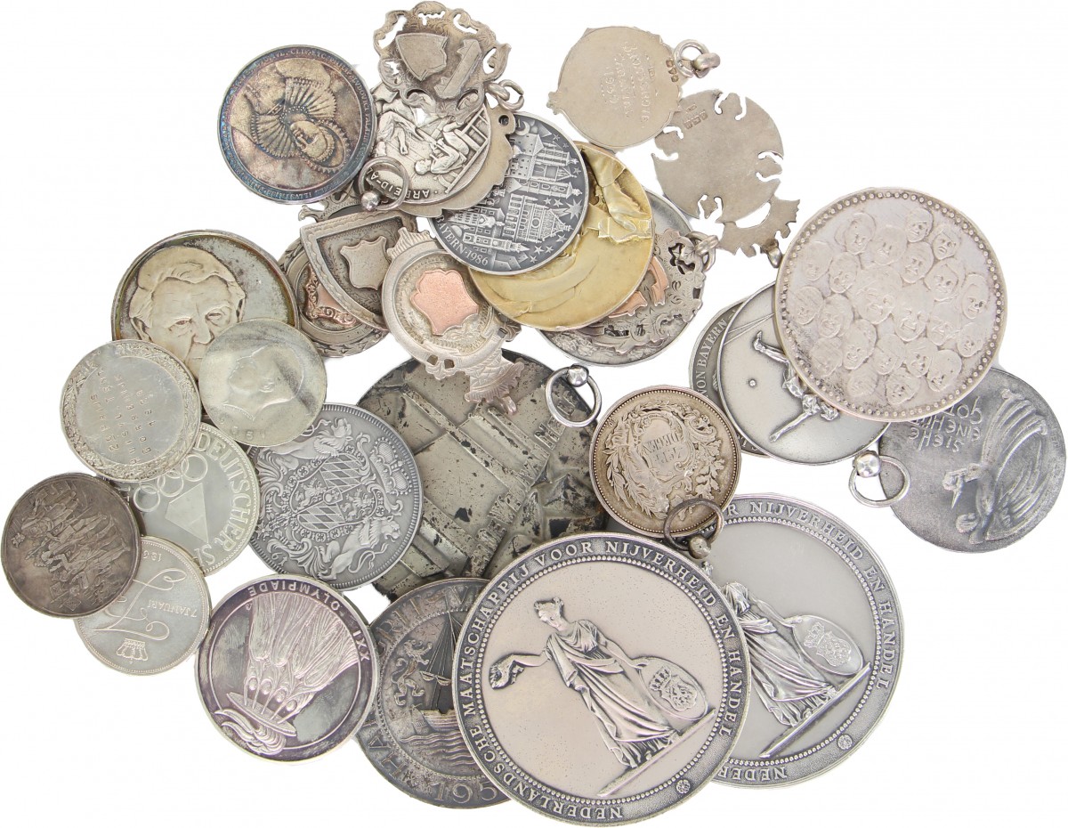 Nederland. Lot (28) Diverse zilveren penningen.