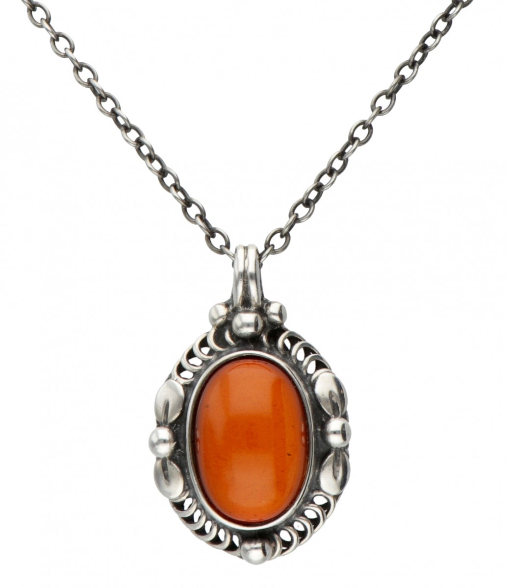 Zilveren Georg Jensen collier met hanger van het jaar 1995, bezet met barnsteen - 925/1000.