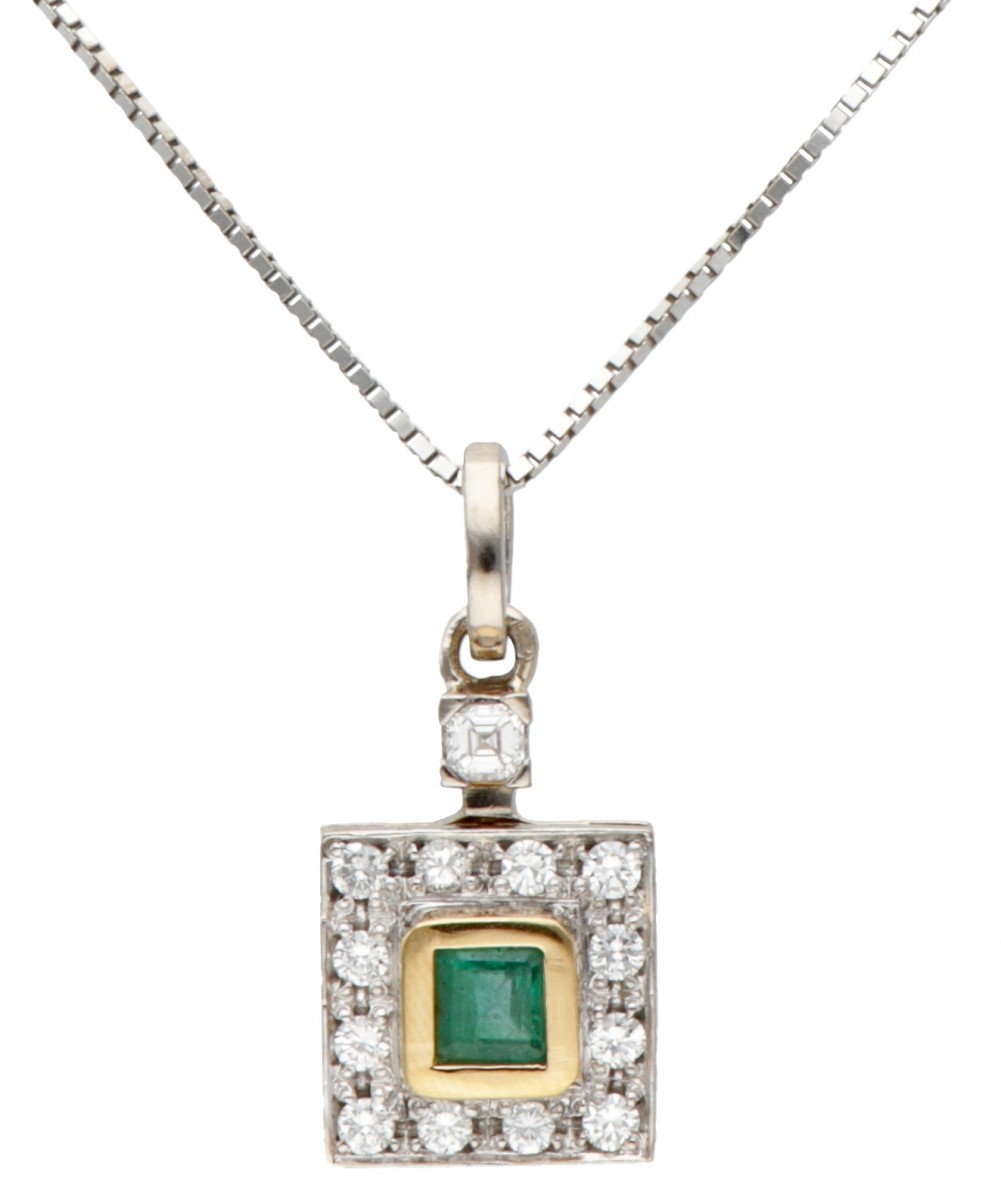 18 kt. Witgouden collier en bicolor gouden hanger bezet met ca. 0.65 ct. natuurlijke smaragd en ca. 0.46 ct. diamant.