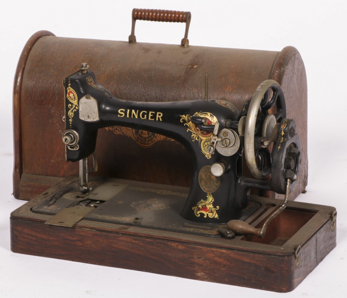 Een gietijzeren Singer naaimachine in houten behuizing, 20e eeuw.