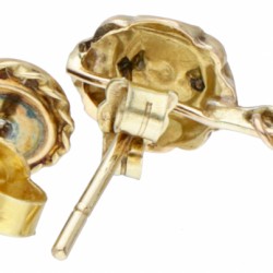 Lot van twee paar antieke 14 kt. geelgouden oorbellen bezet met granaat en zaadparel.